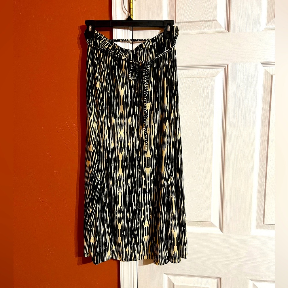 Black and Beige skirt, size medium , excellent condition.